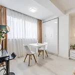 Leo's Garden View By Pikhost Appartement