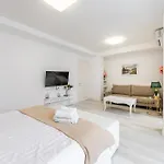 Leo's Garden View By Pikhost Appartement *