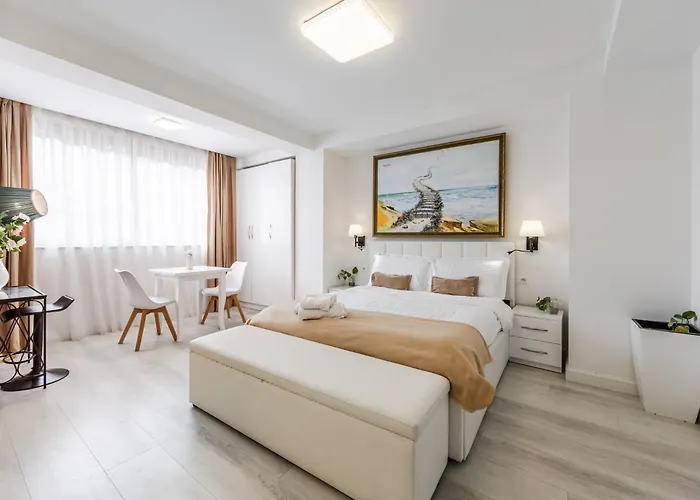 Apartamento Leo's Garden View By Pikhost Tirana