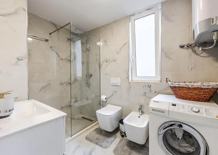 Leo's Garden View By Pikhost *